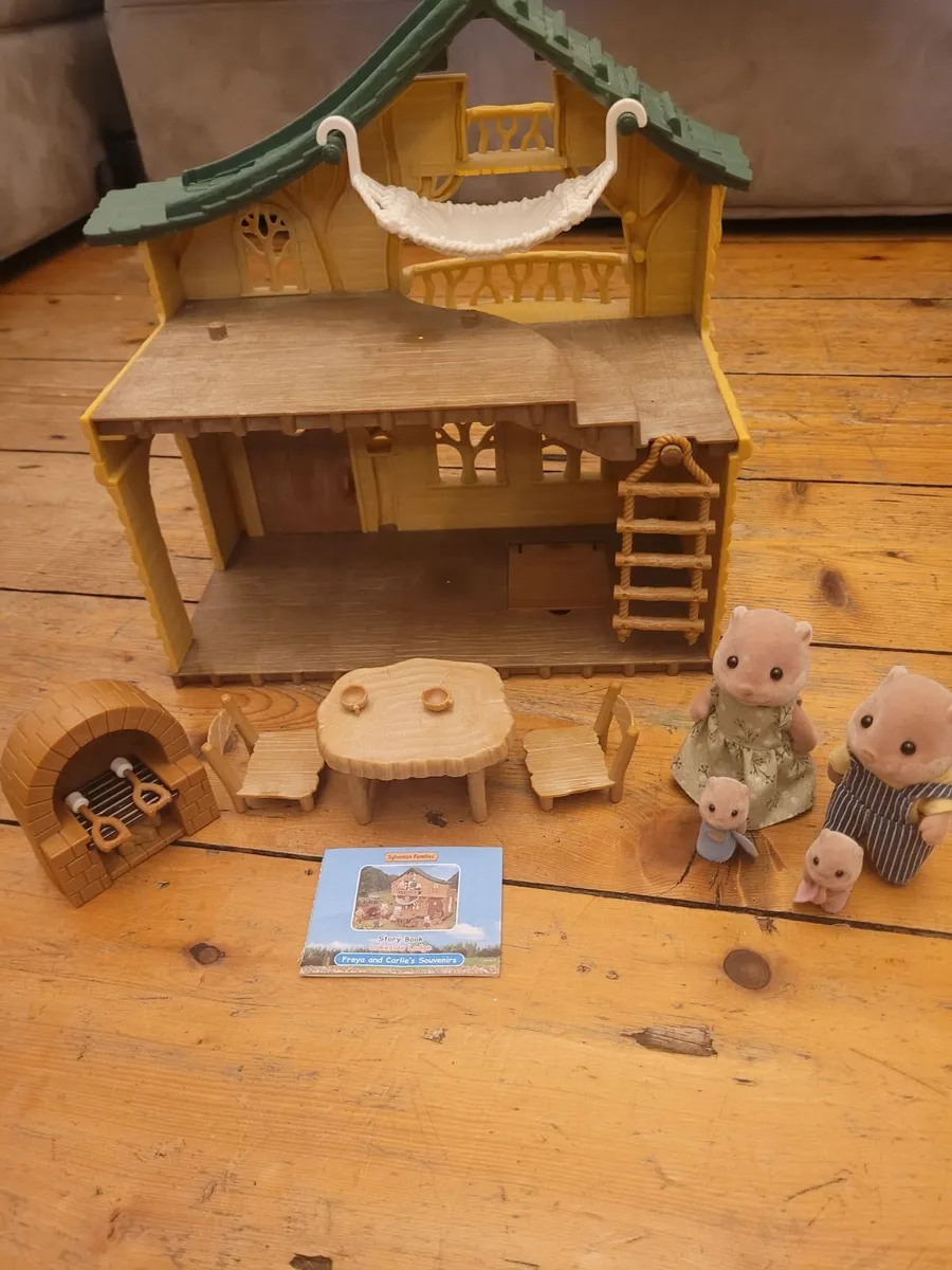 Sylvanian Family Lakeside Lodge and otter family