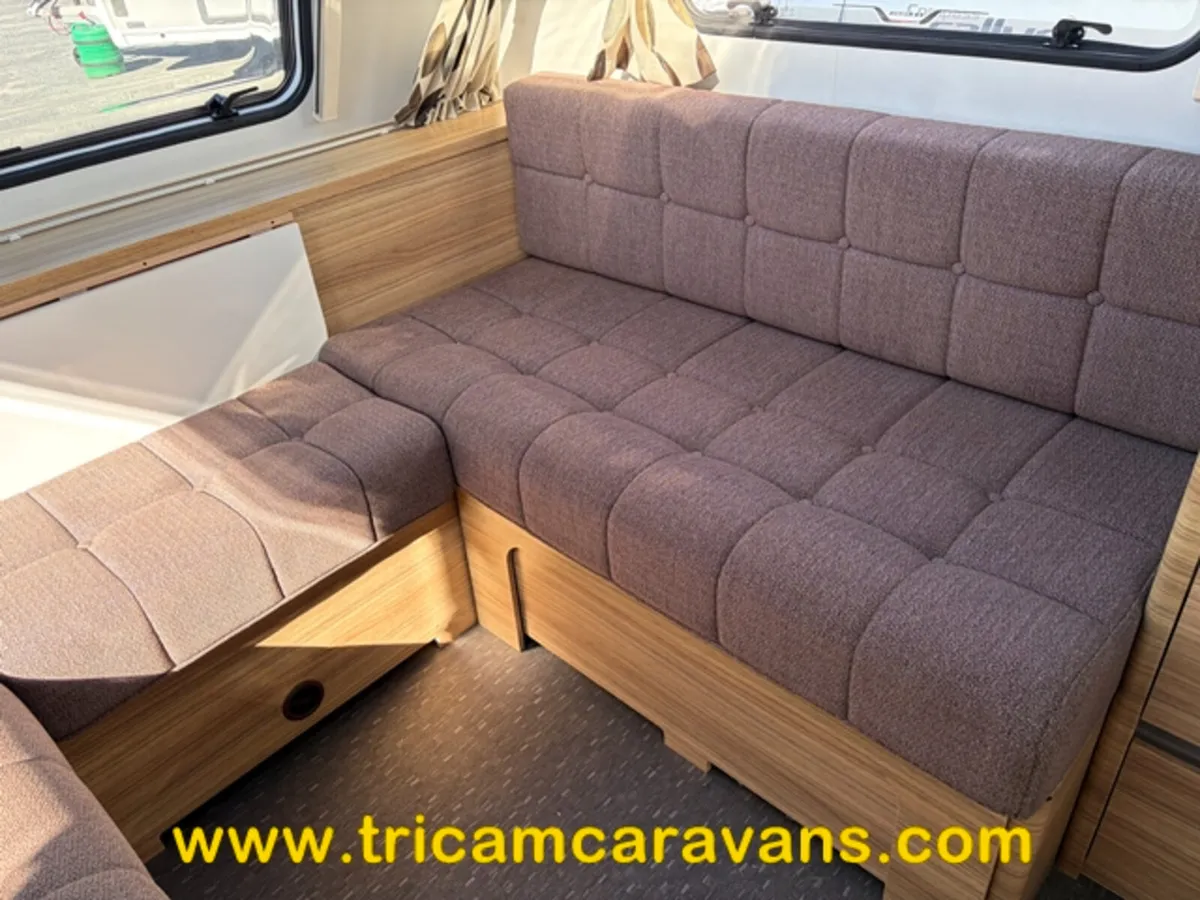 2017 Adria Altea 542 DK Severn Fixed Bunks 6 Berth - Image 4