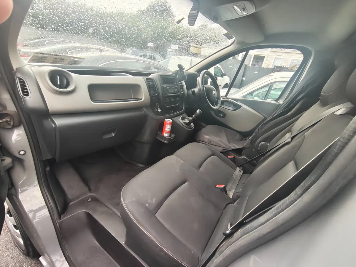 Renault Trafic 2017 long wheel base van - Image 2