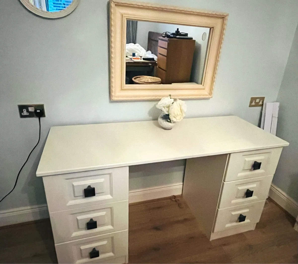 Cream bedroom furniture set - Image 1