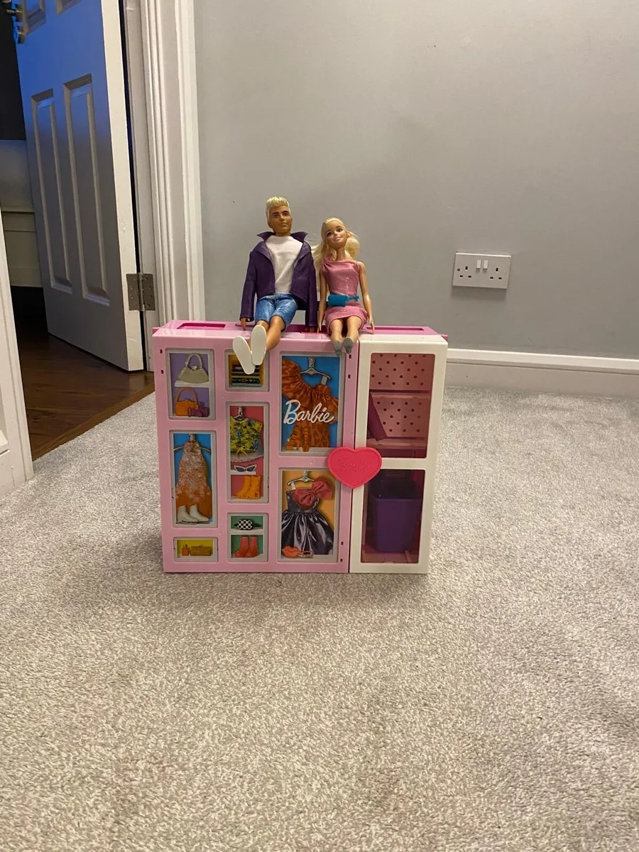 Barbie closet with clothes & accessories - Image 1