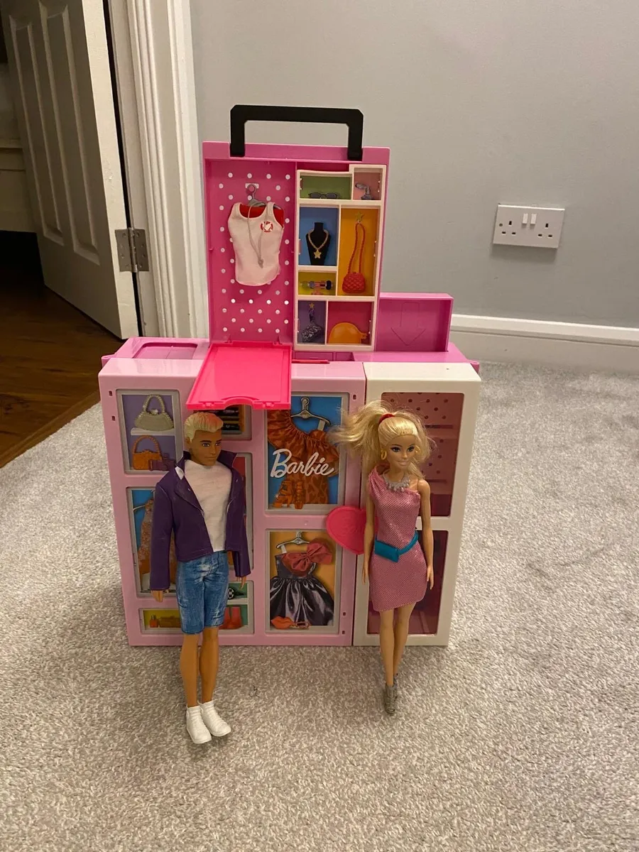 Barbie closet with clothes & accessories - Image 2