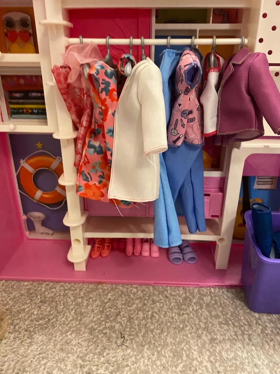 Barbie closet with clothes & accessories - Image 3