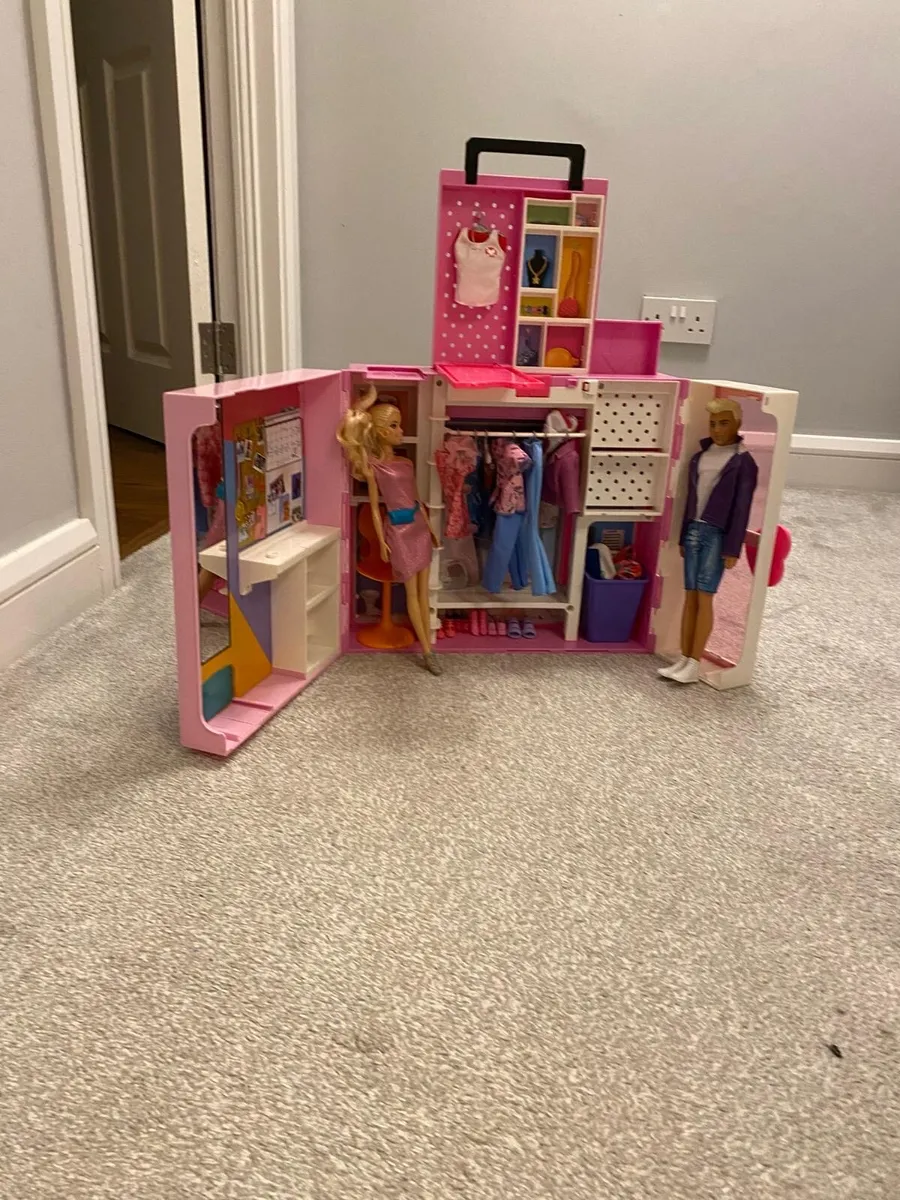 Barbie closet with clothes & accessories - Image 4