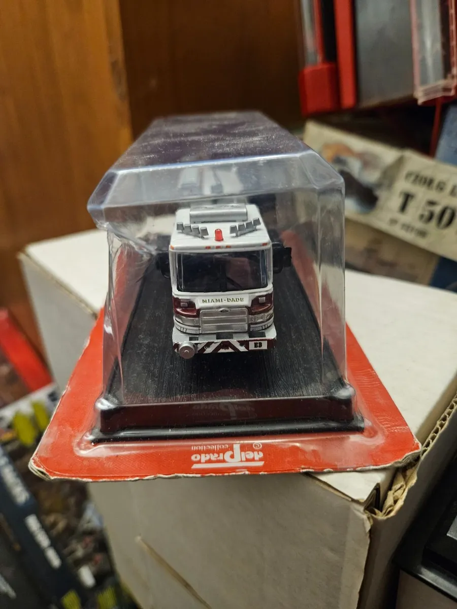 Corgi Atlas Fire Engine - Image 2