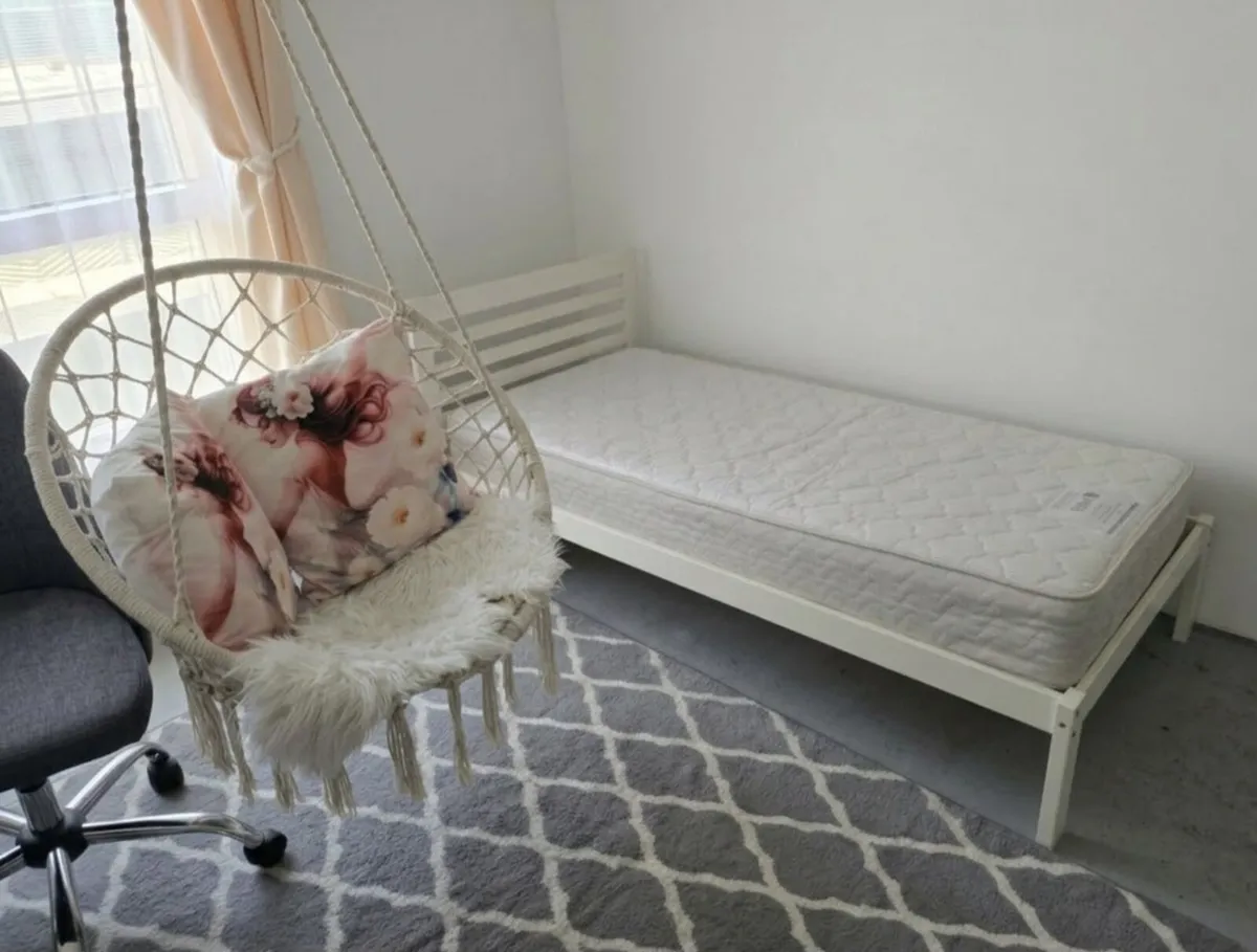 Single bed with mattress - Image 1