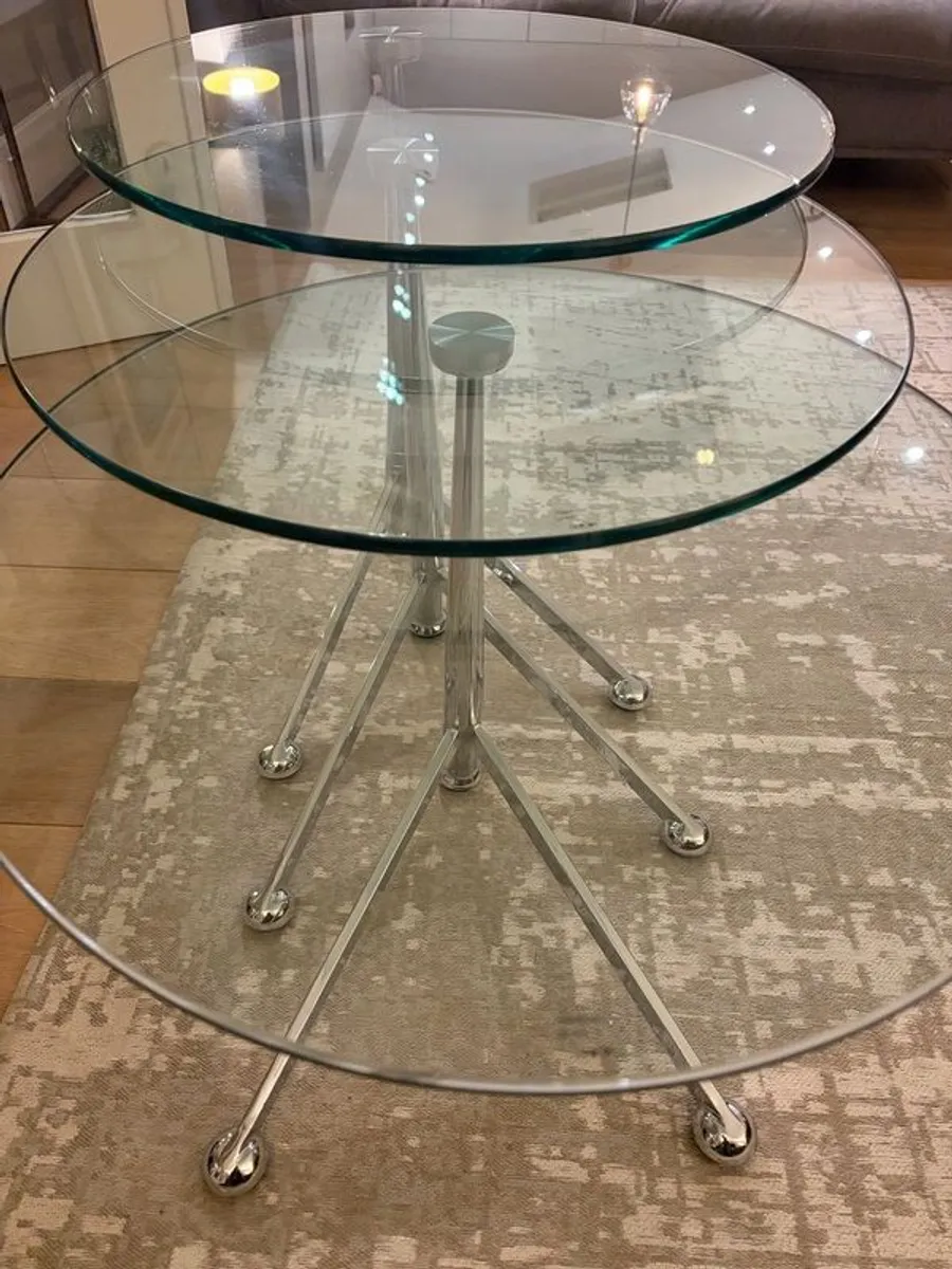 Contemporary next of three glass tables - Image 3