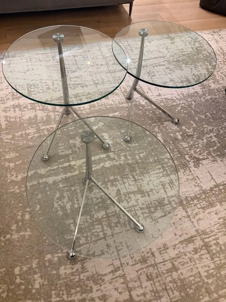 Contemporary next of three glass tables - Image 4