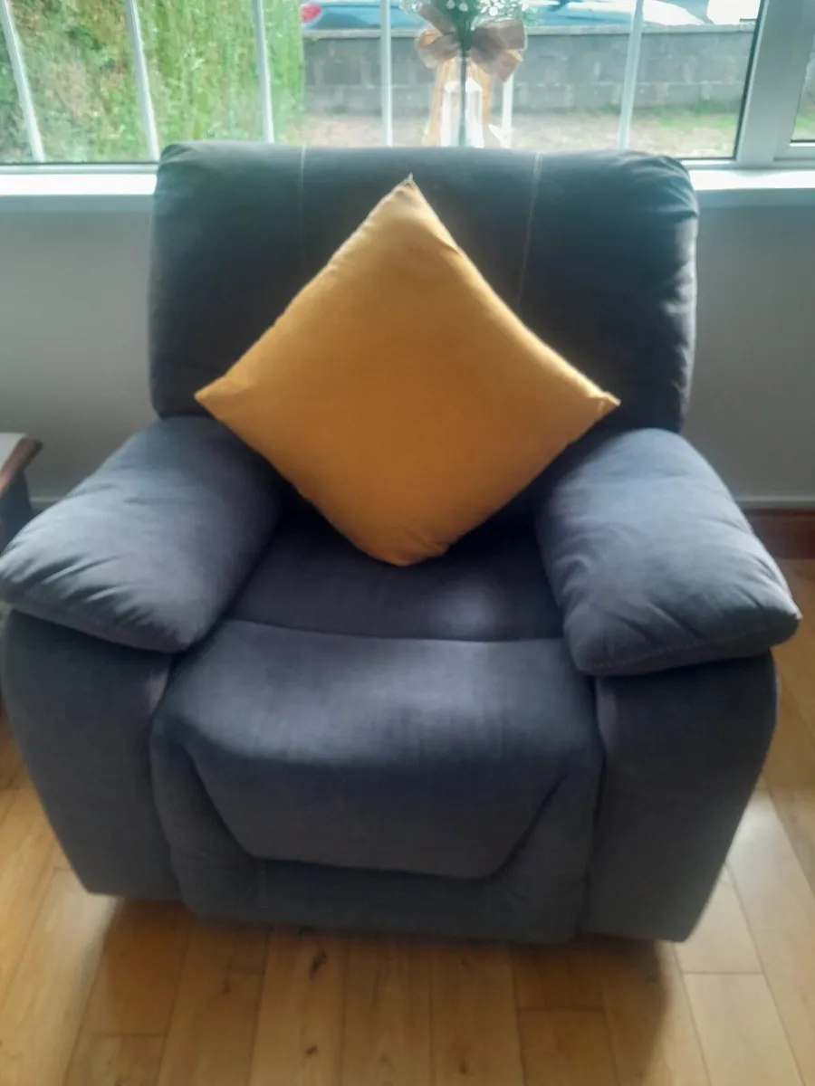3 seater and 2 single recliner sofa - Image 4