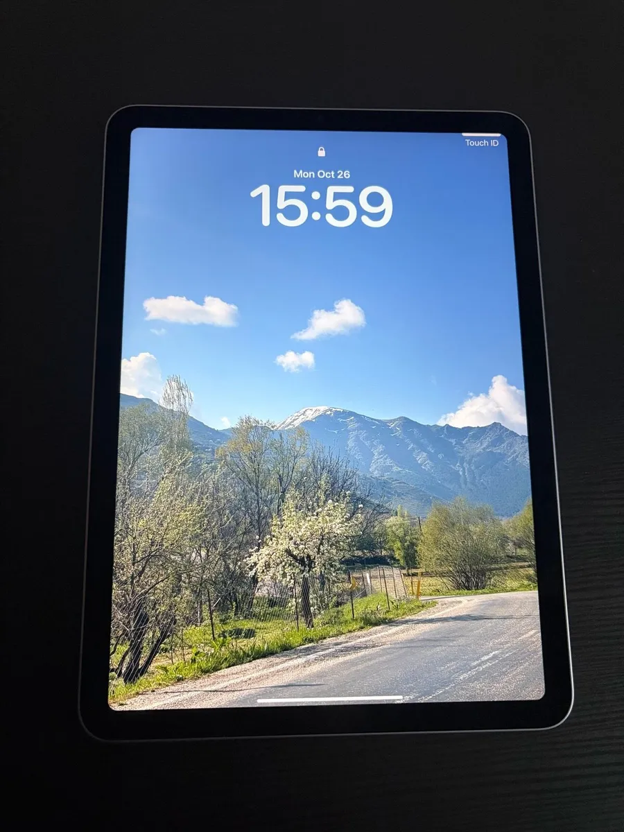 iPad Air 5th gen 64 GB - Free Smart Folio - Image 1
