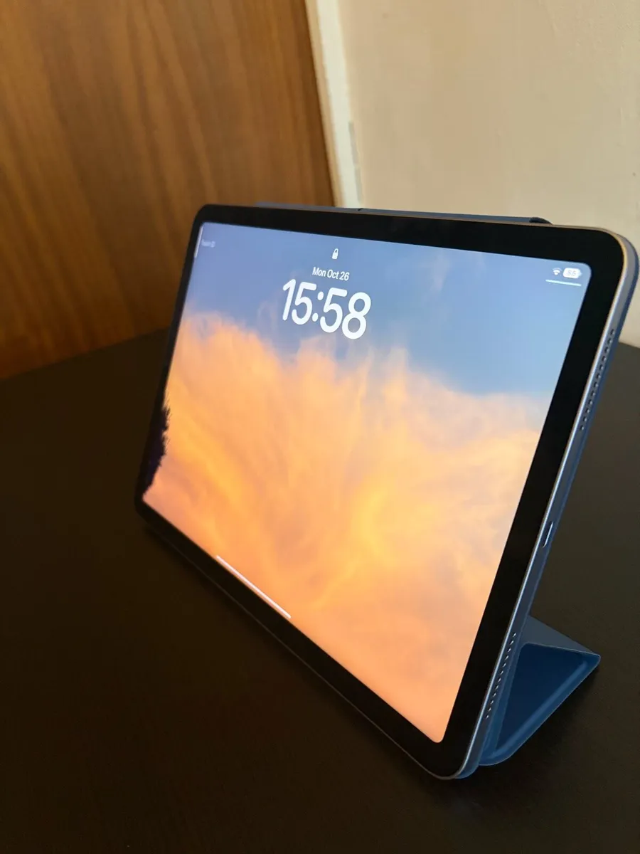 iPad Air 5th gen 64 GB - Free Smart Folio - Image 4