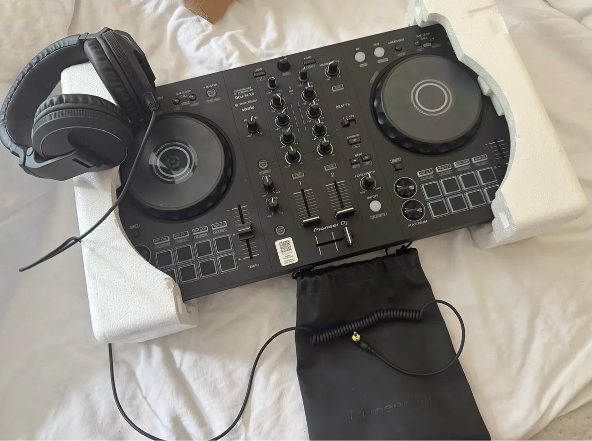 Pioneer DDJ-FLX4 DJ Controller Set with Carry Bag - Image 1