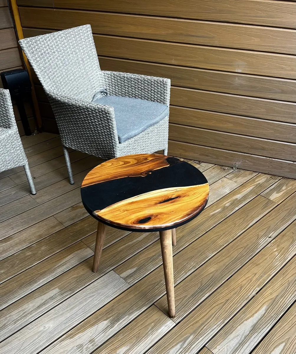 Round Table. Hardwood. - Image 1