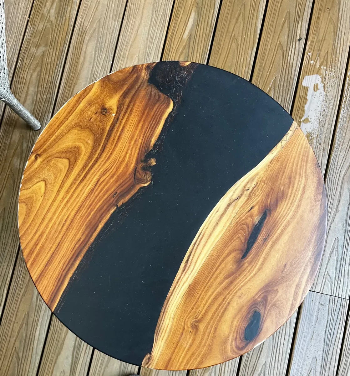 Round Table. Hardwood. - Image 2