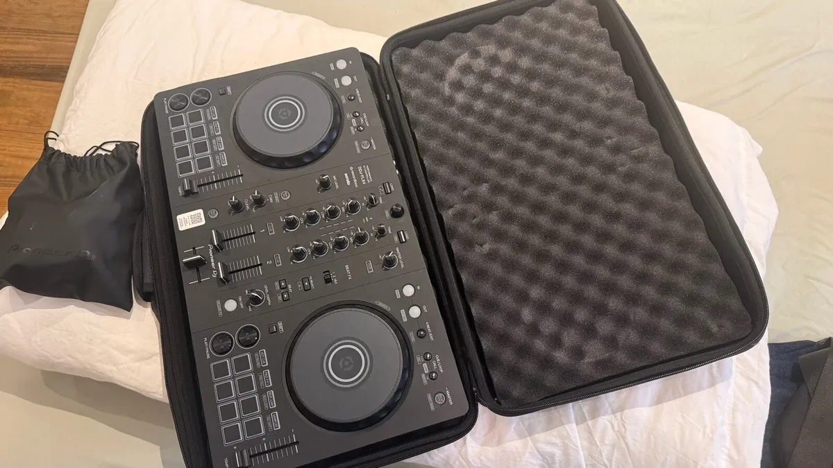 Pioneer DDJ-FLX4 DJ Controller Set with Carry Bag - Image 3