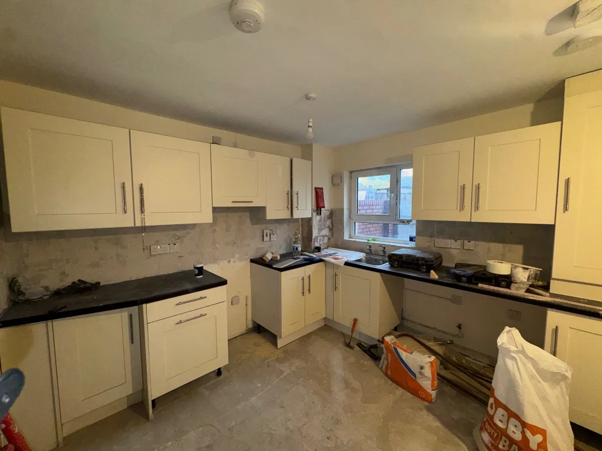 Full white laminate kitchen - Image 1