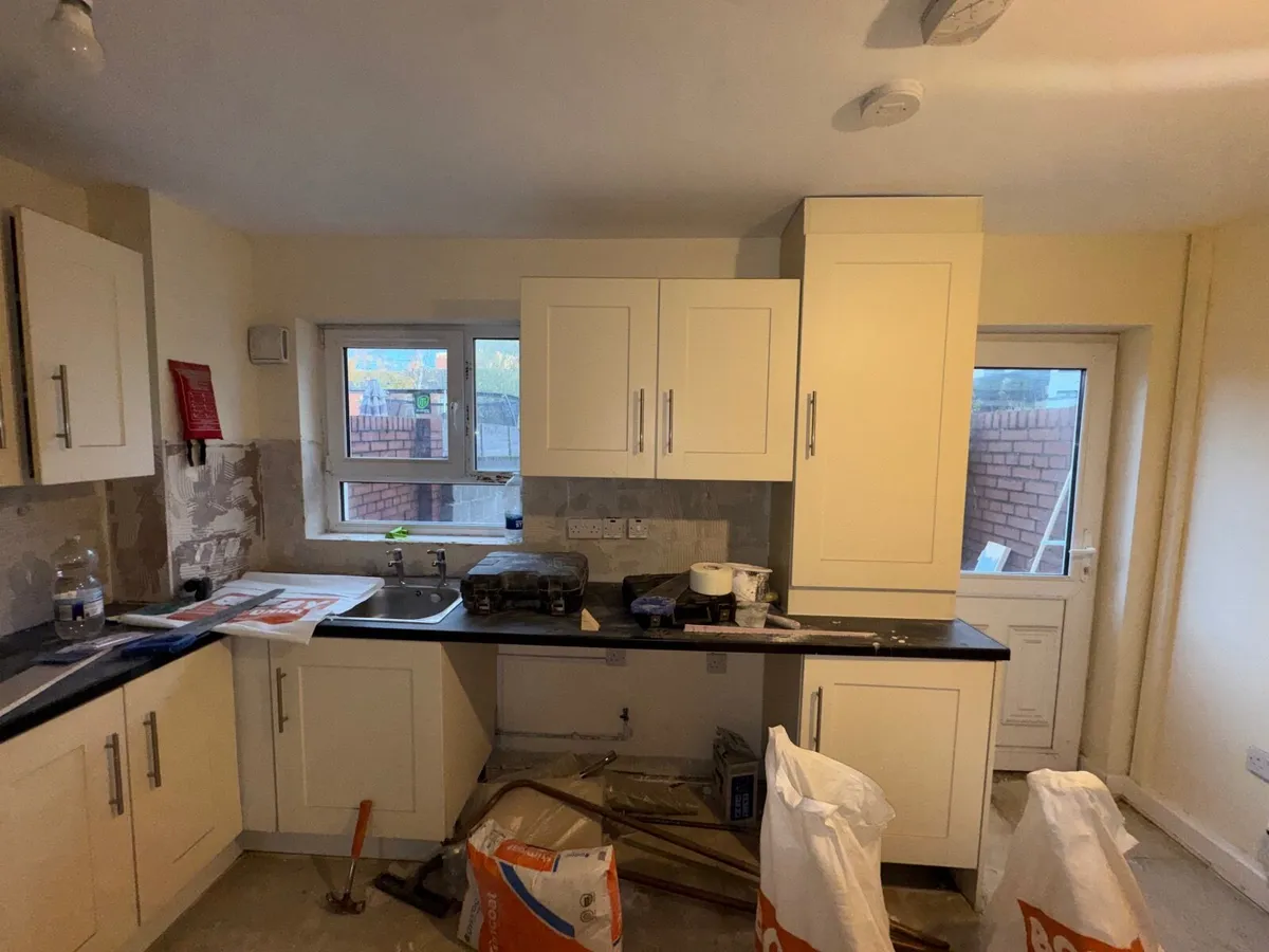 Full white laminate kitchen - Image 3