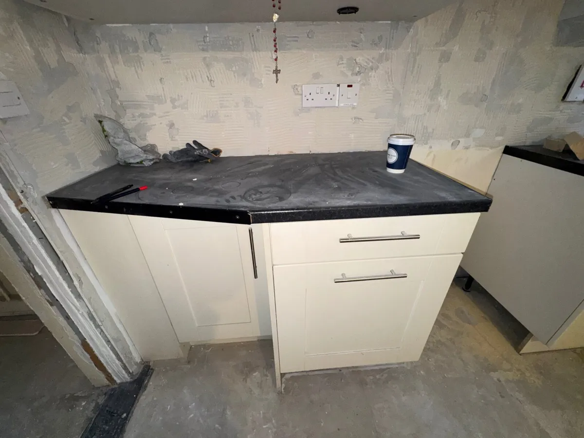 Full white laminate kitchen - Image 4