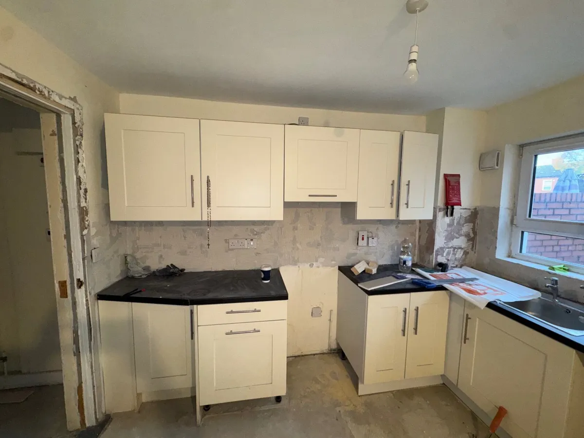 Full white laminate kitchen - Image 2