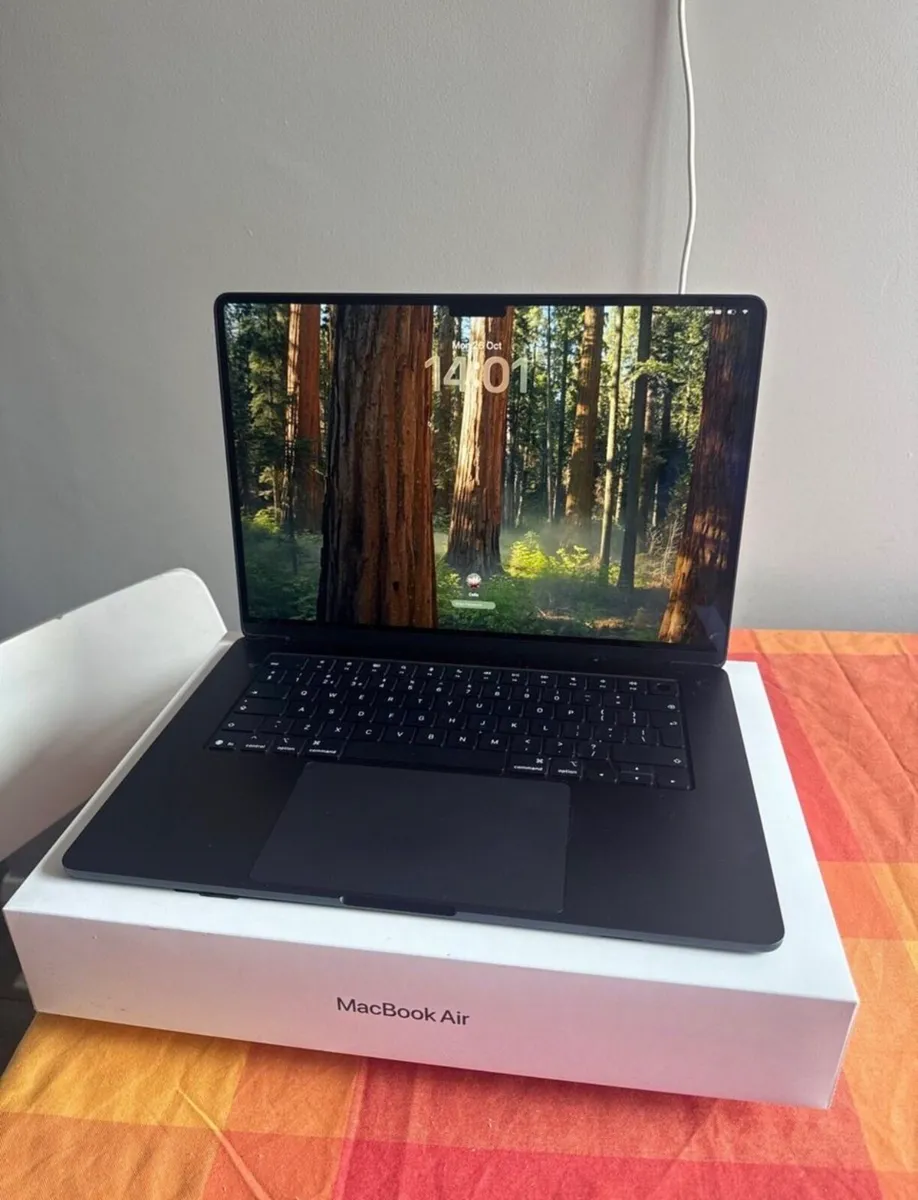 15-inch MacBook Air in Midnight with M4 chip - Image 1