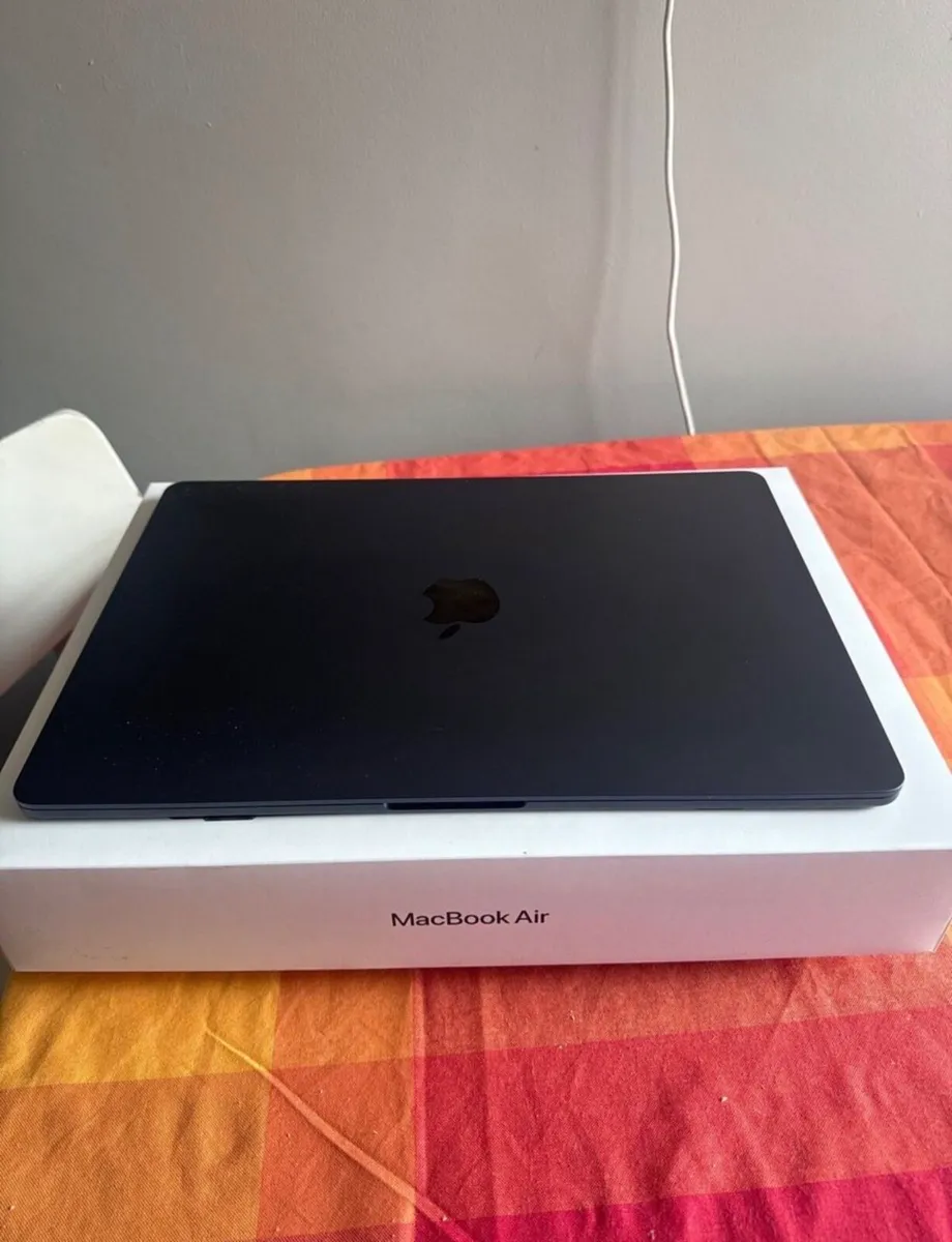 15-inch MacBook Air in Midnight with M4 chip - Image 2