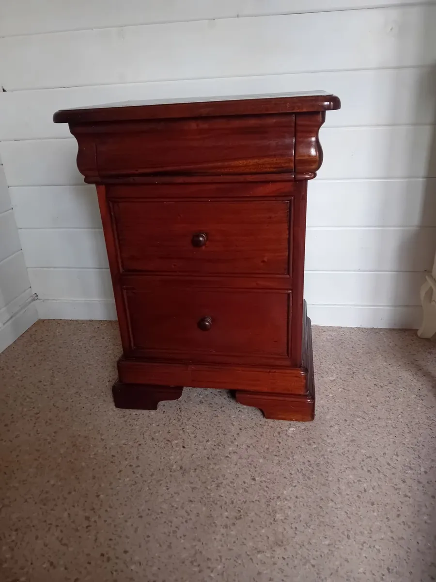 Bedroom bedside table - Image 2