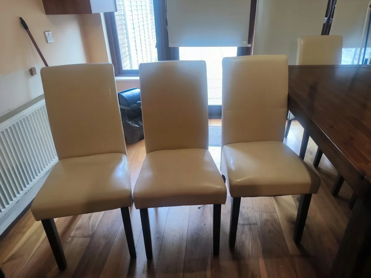 Table and six chairs - Image 1