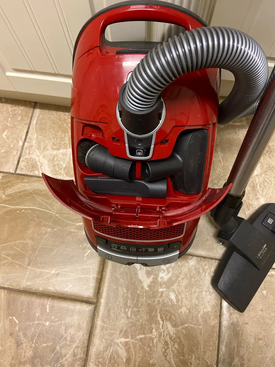Miele. Complete. C3. Cat & dog. Vacuum cleaner - Image 2