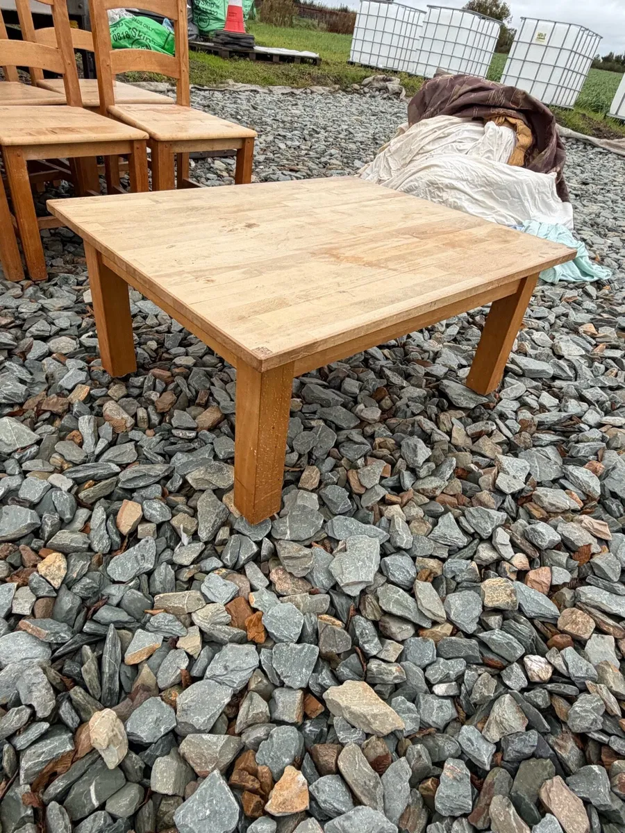 solid coffee table €80 - Image 2