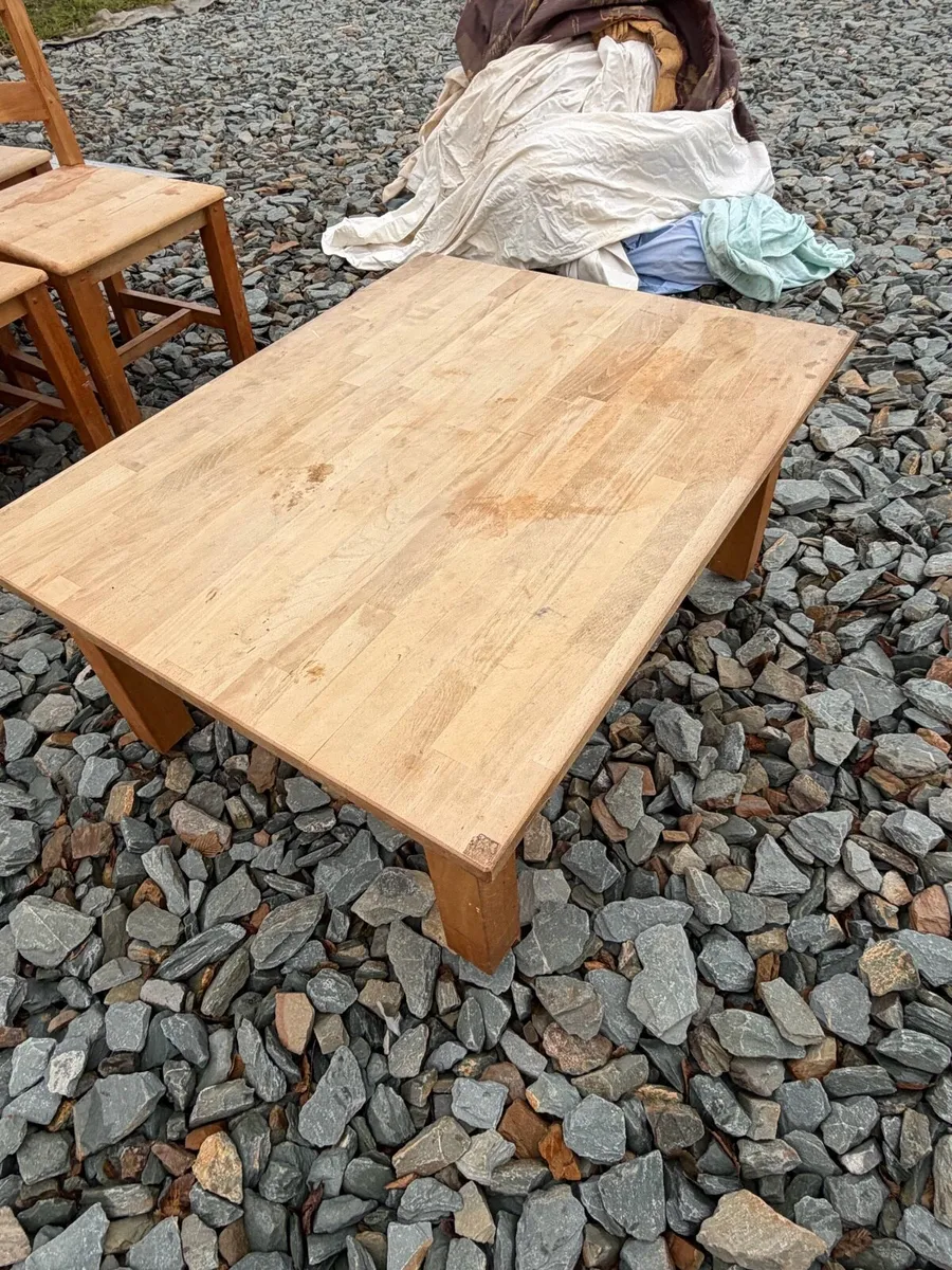 solid coffee table €80 - Image 3
