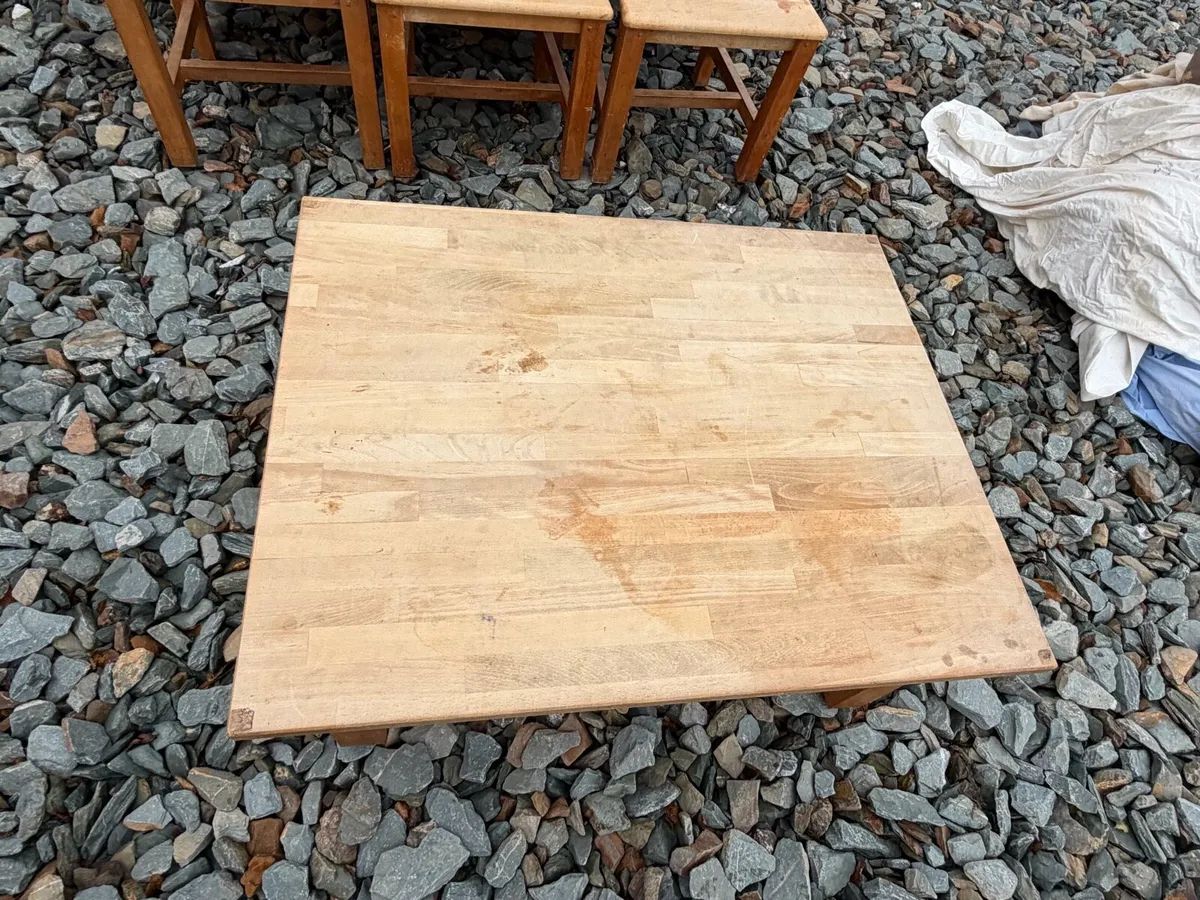 solid coffee table €80 - Image 4