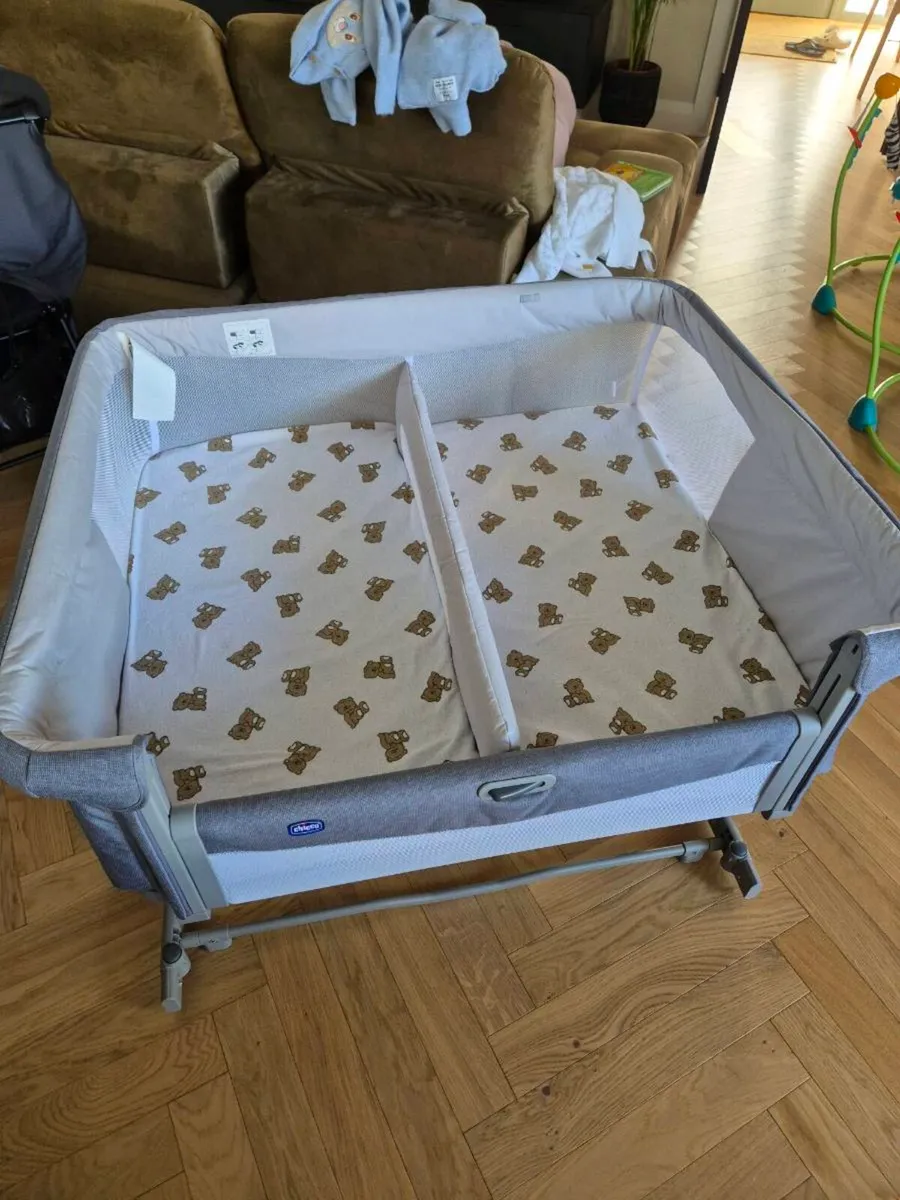 Chicco
Chicco Next2Me Twins Bedside Crib Magnet - Image 1