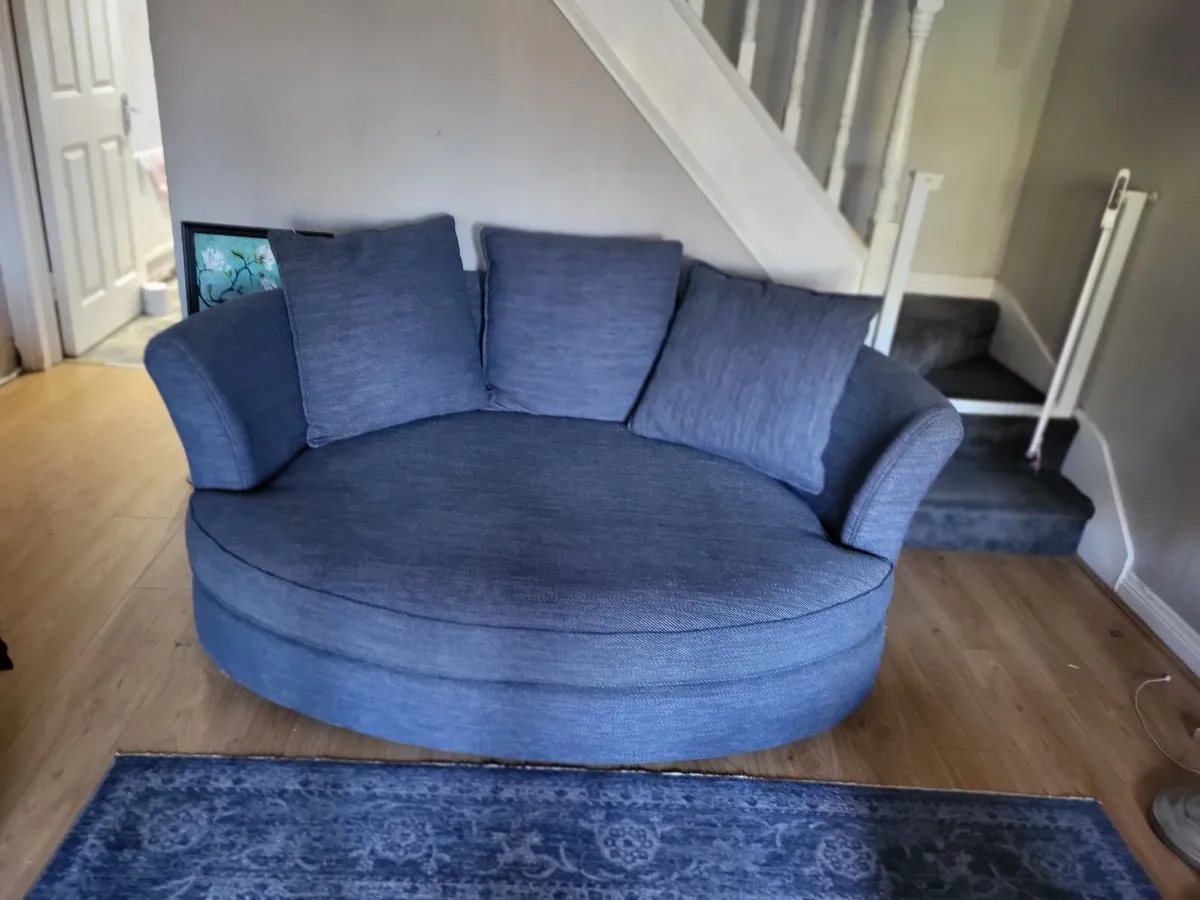 Fabulous , spacey and comfy love seat. 600/700 e. - Image 1