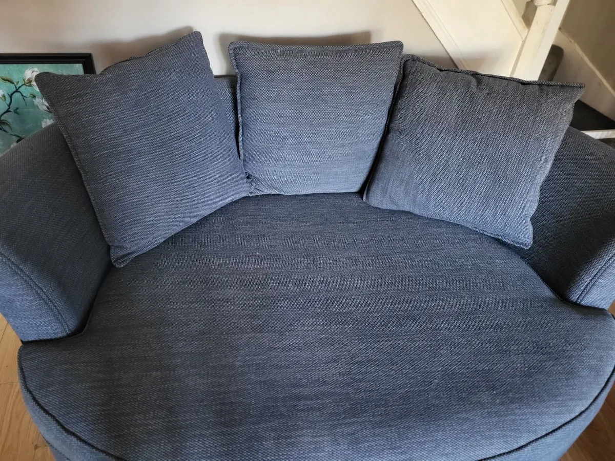 Fabulous , spacey and comfy love seat. 600/700 e. - Image 2