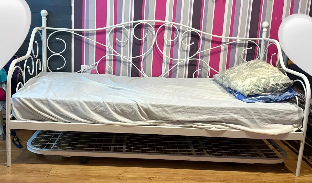Bed - Image 1