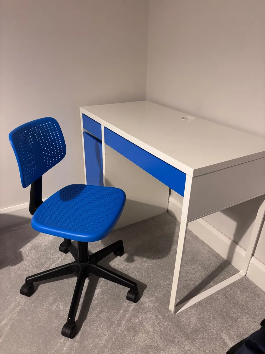 kids desk with chair and free lamp - Image 1