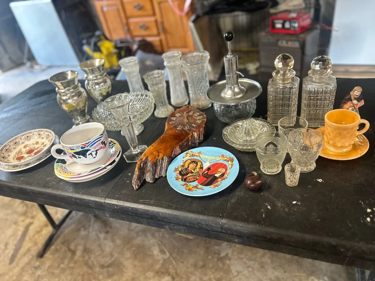 Glass ware and other pieces - Image 1