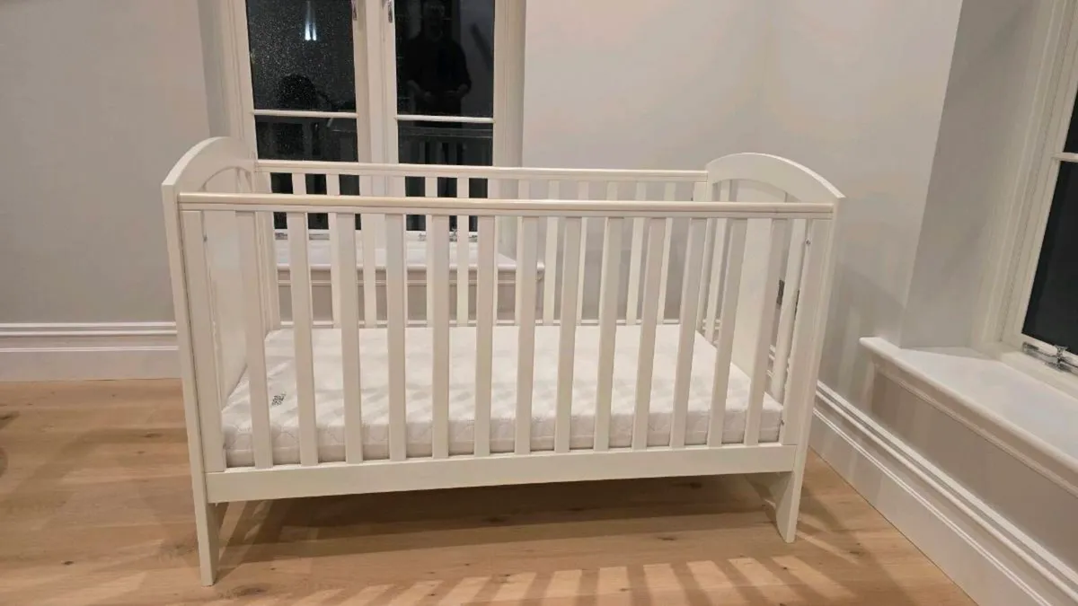 Mamas & Papas Mia Convertible Cot Bed - Image 1