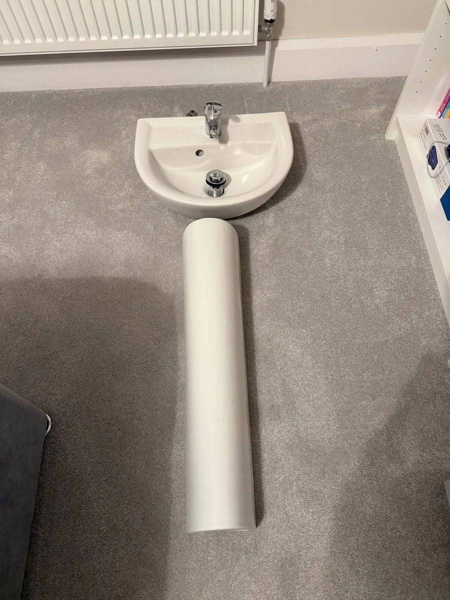 New Armitage Sink with Pedestal, mixer and clicker - Image 1