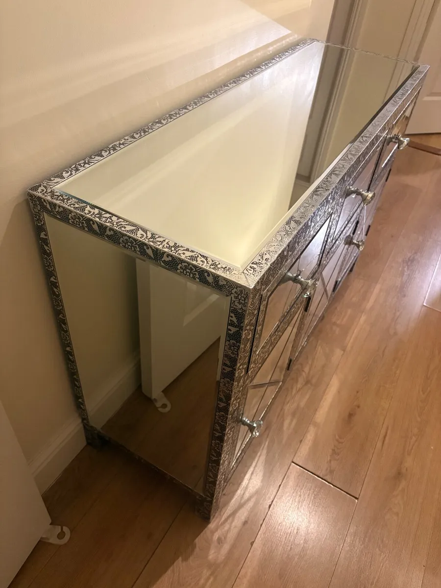 Glass unit - Image 1