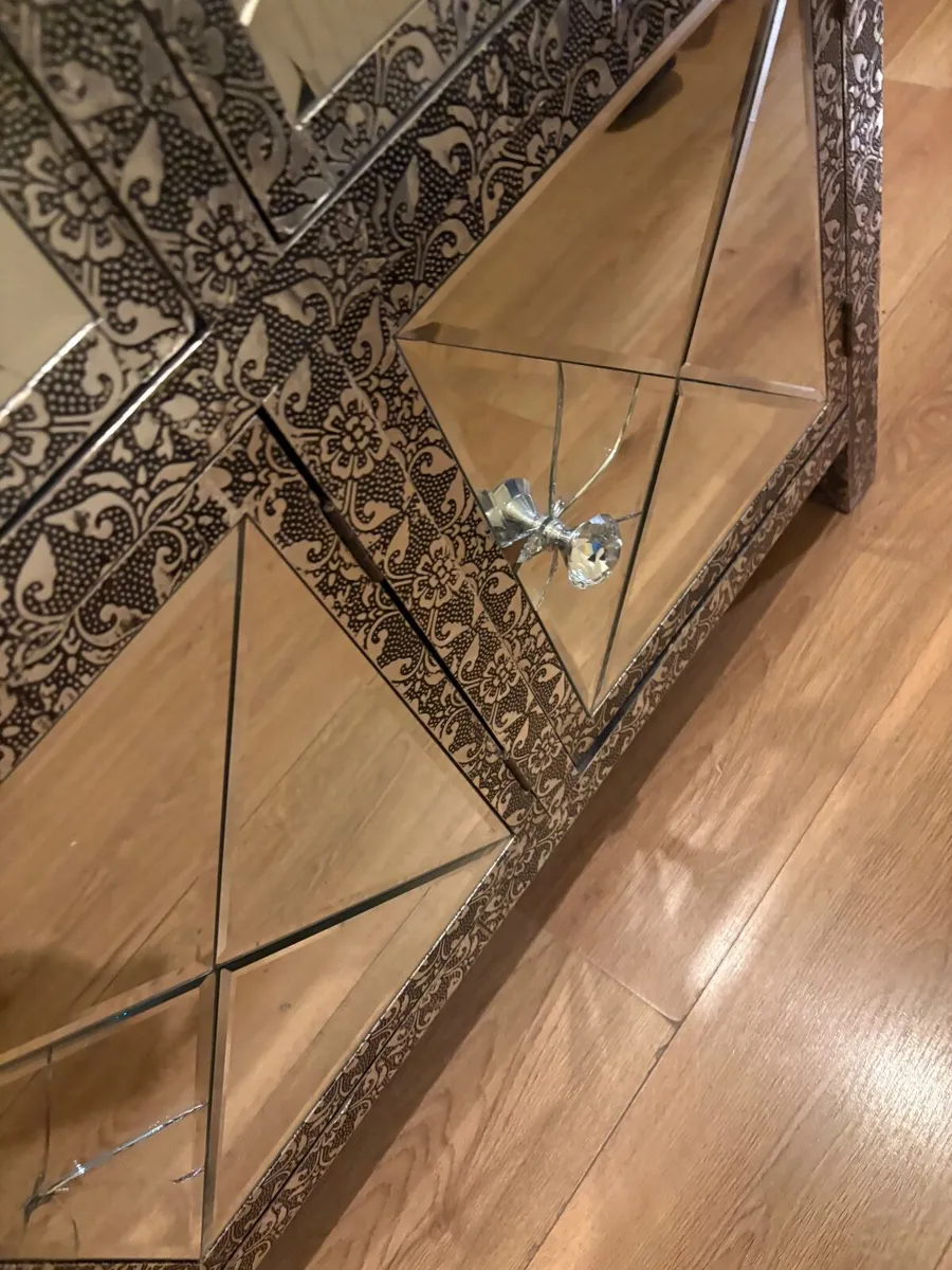 Glass unit - Image 2