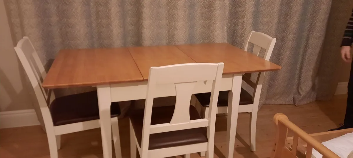 Table and chairs - Image 1