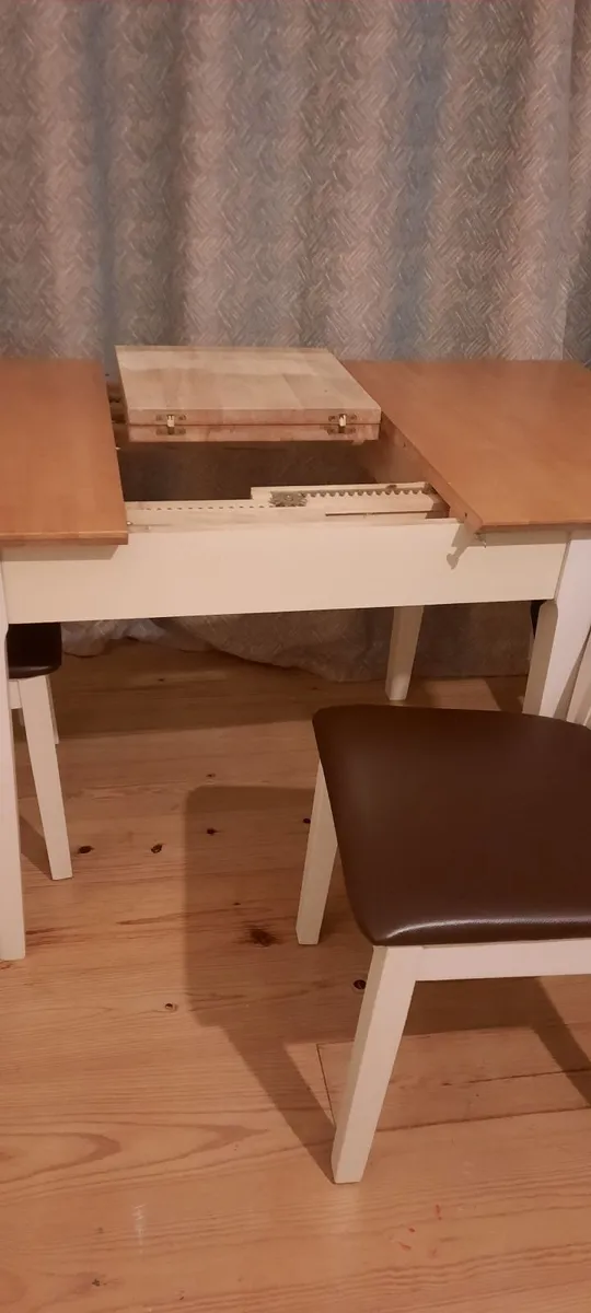 Table and chairs - Image 2