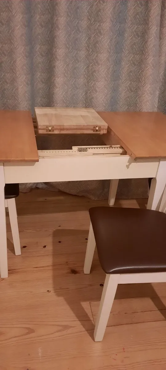 Table and chairs - Image 3