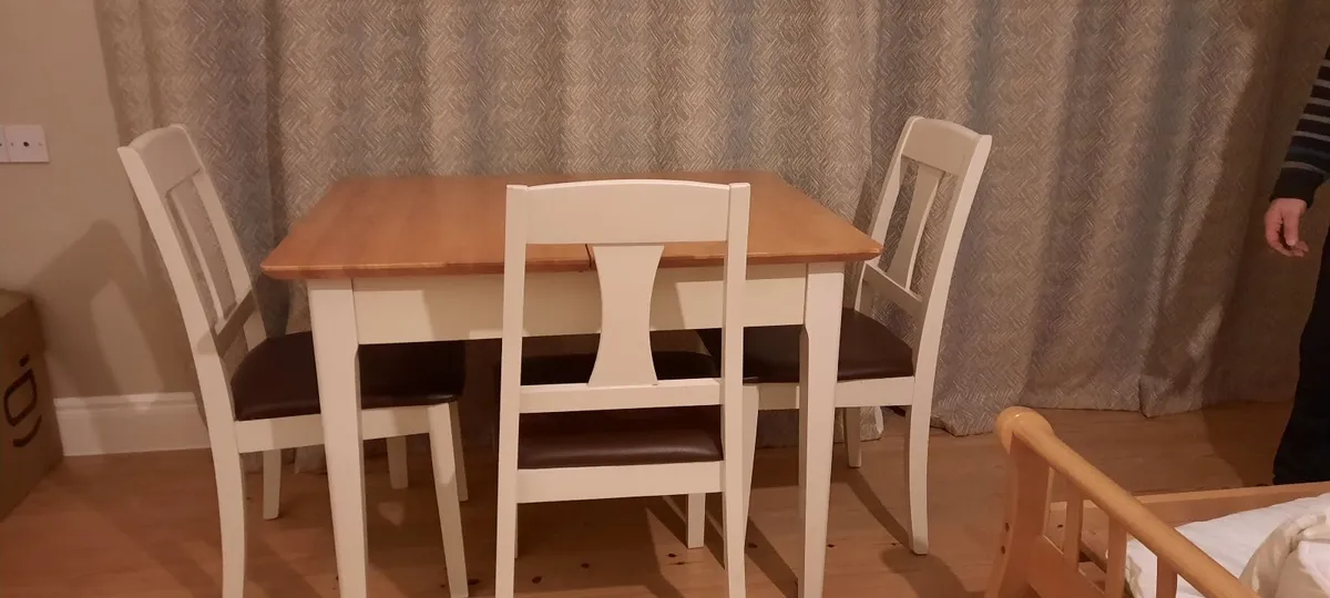 Table and chairs - Image 4