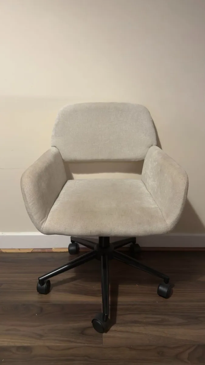 Homy Casa Modern Beige Office Chair – Like New Con - Image 1
