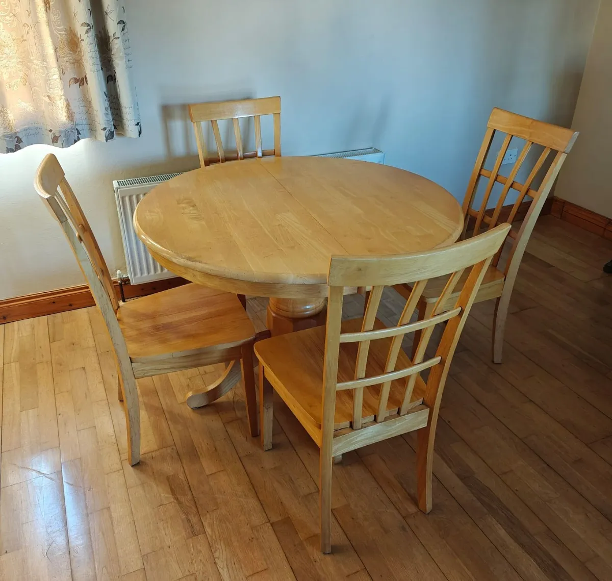 Extendable kitchen table and chairs - Image 2