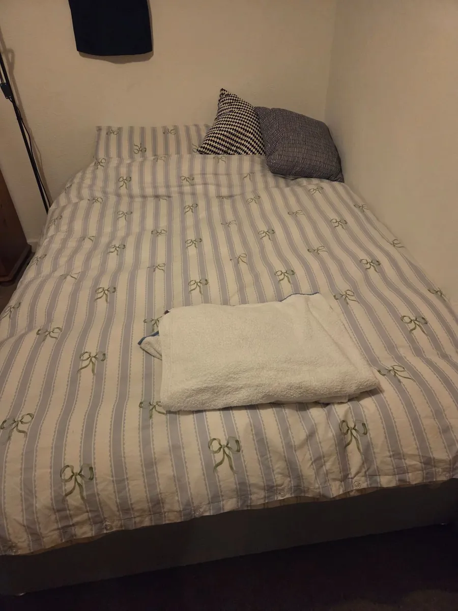 Bed and mattress - Image 1