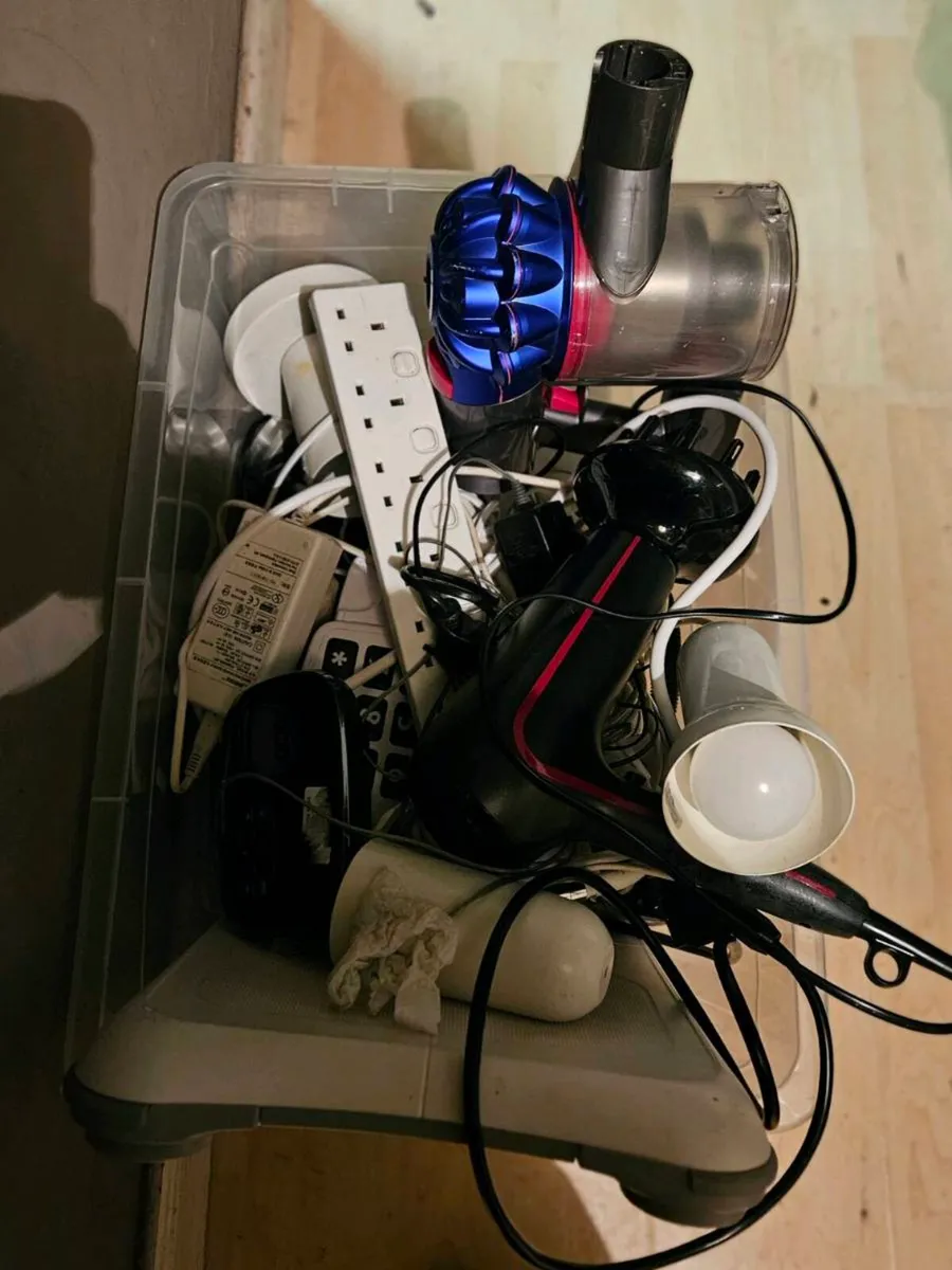 Large Job Lot of Small Electrical Items - Image 1