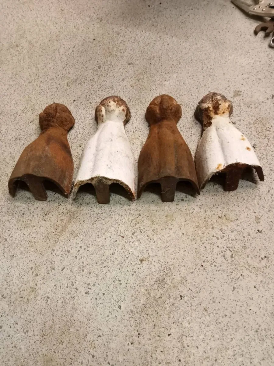 Four cast iron bath legs - Image 1